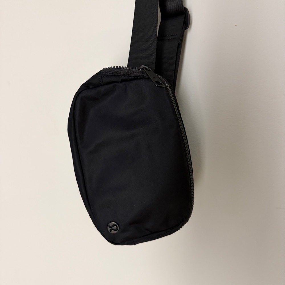Lululemon Everywhere belt bag